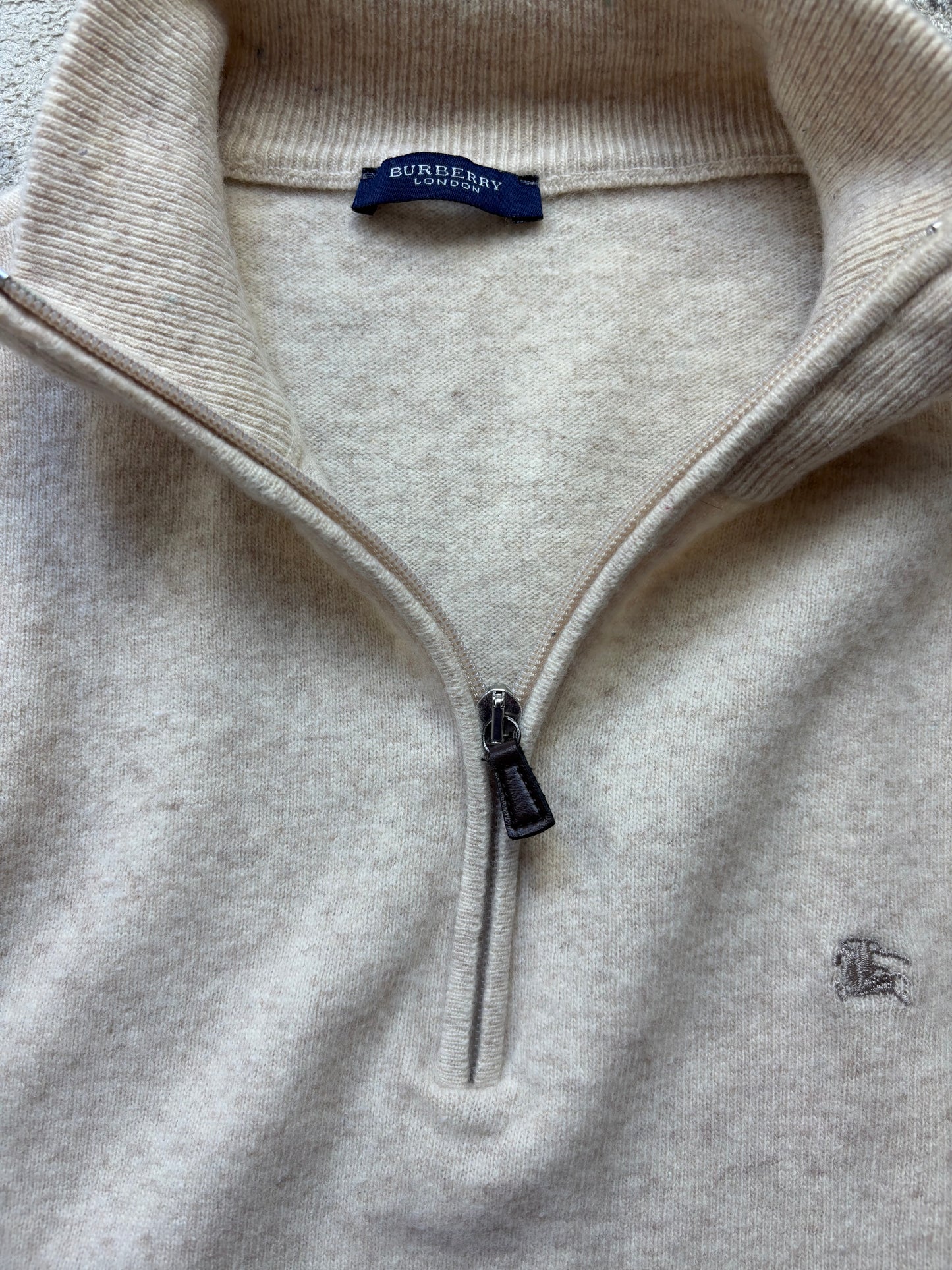 BURBERRY HALF ZIP UP HOODIE (M)
