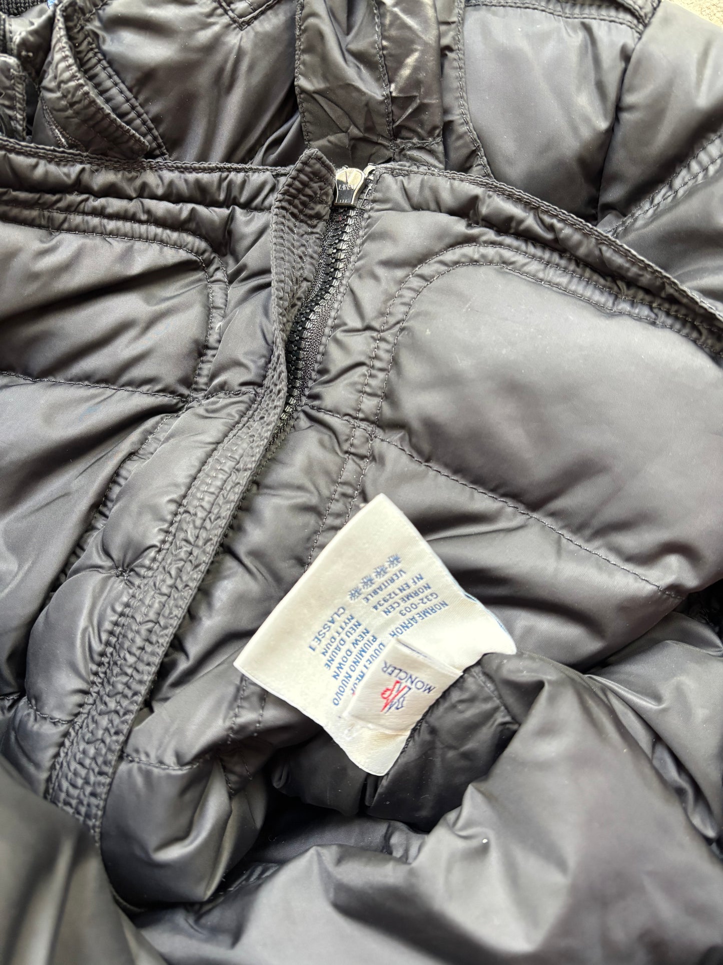 MONCLER BLACK PUFFER JACKET (S/M)