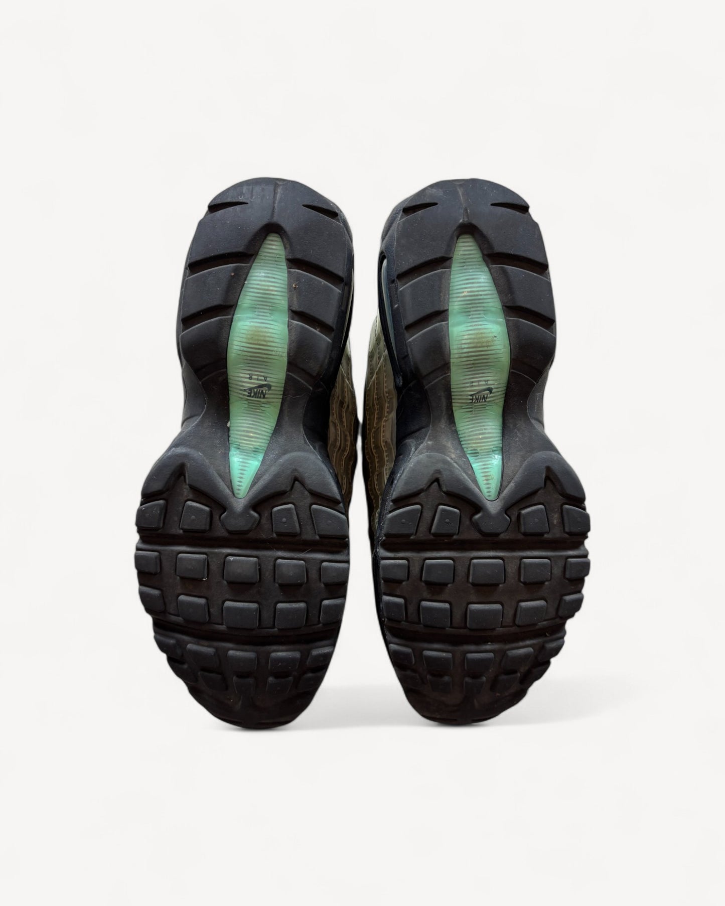 NIKE AIR MAX 95s DNA SNEAKER (40)