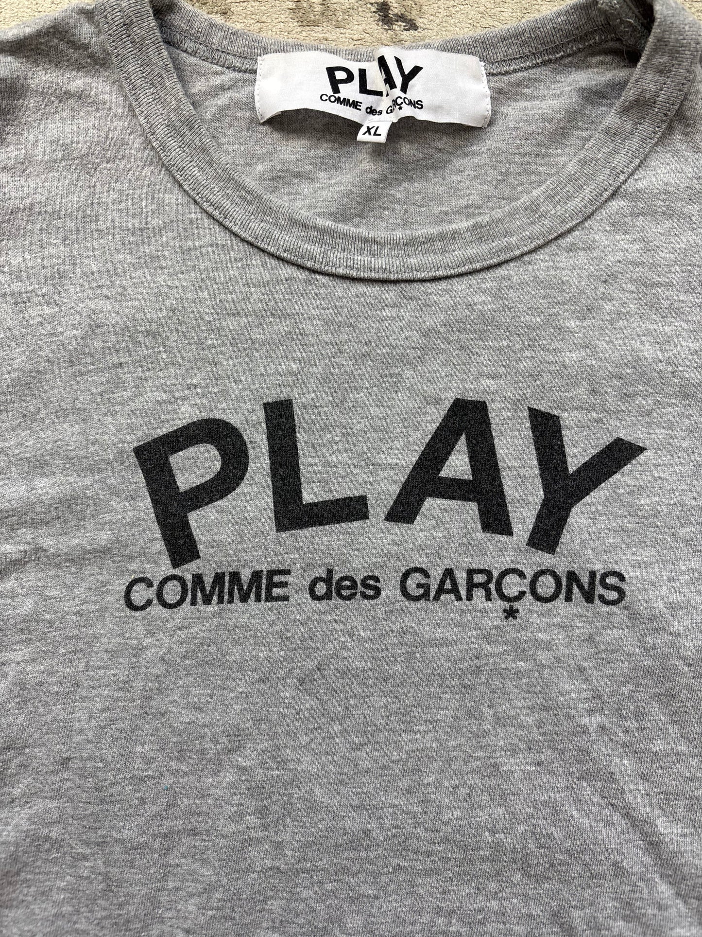CDG PLAY GREY T-SHIRT (L)