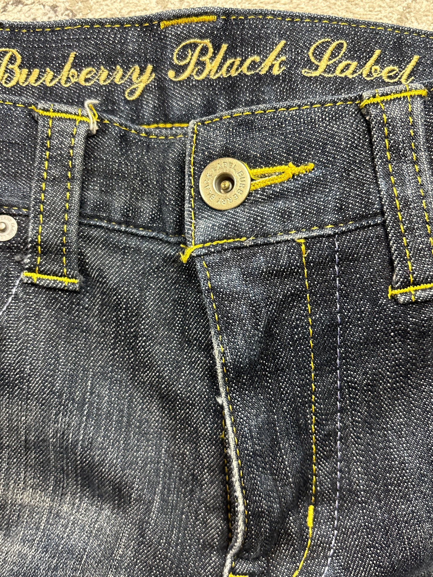 BURBERRY JEANS W30 L32