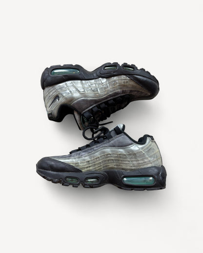 NIKE AIR MAX 95s DNA SNEAKER (40)