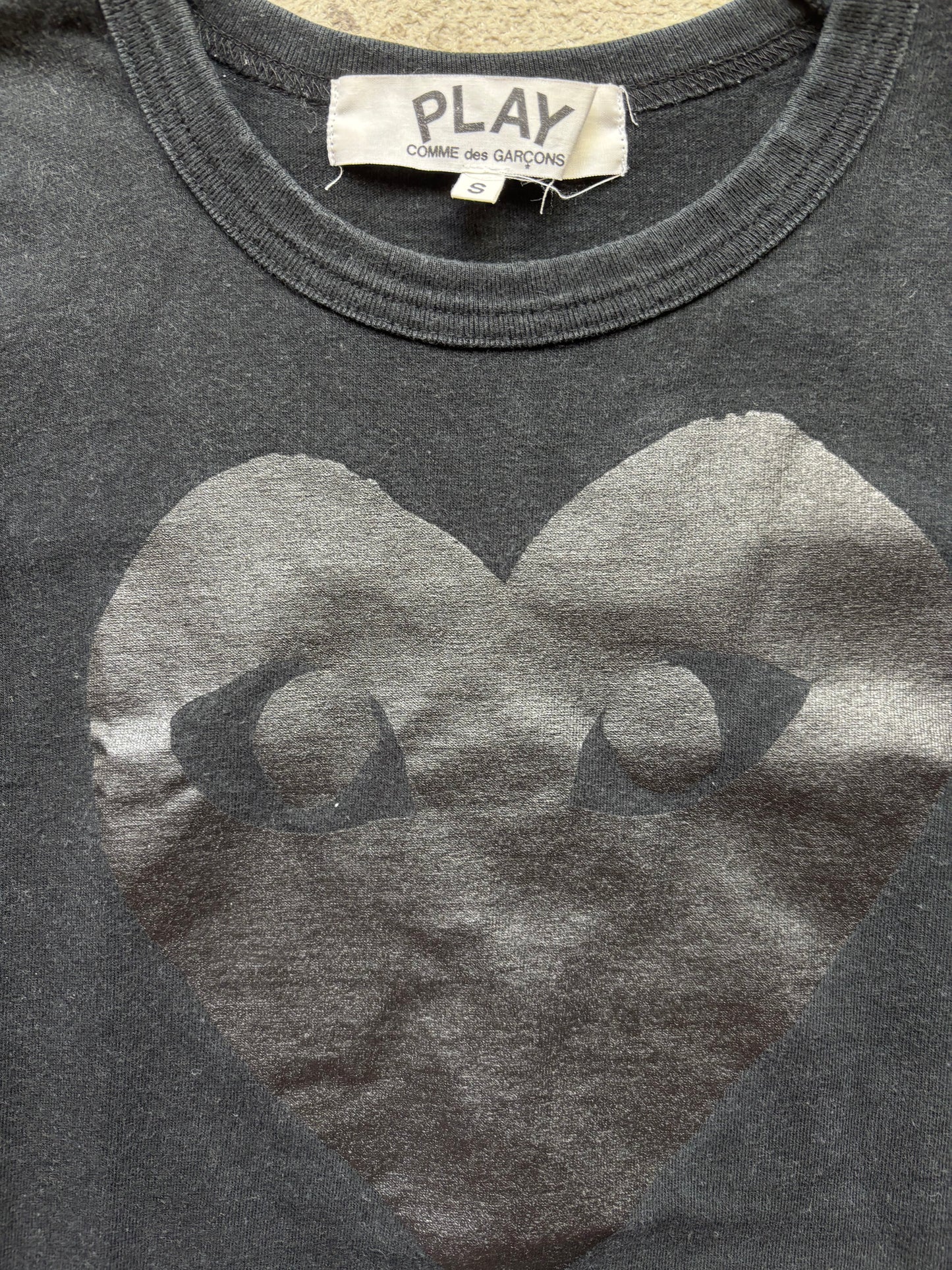 CDG PLAY BLACK T-SHIRT (XS)