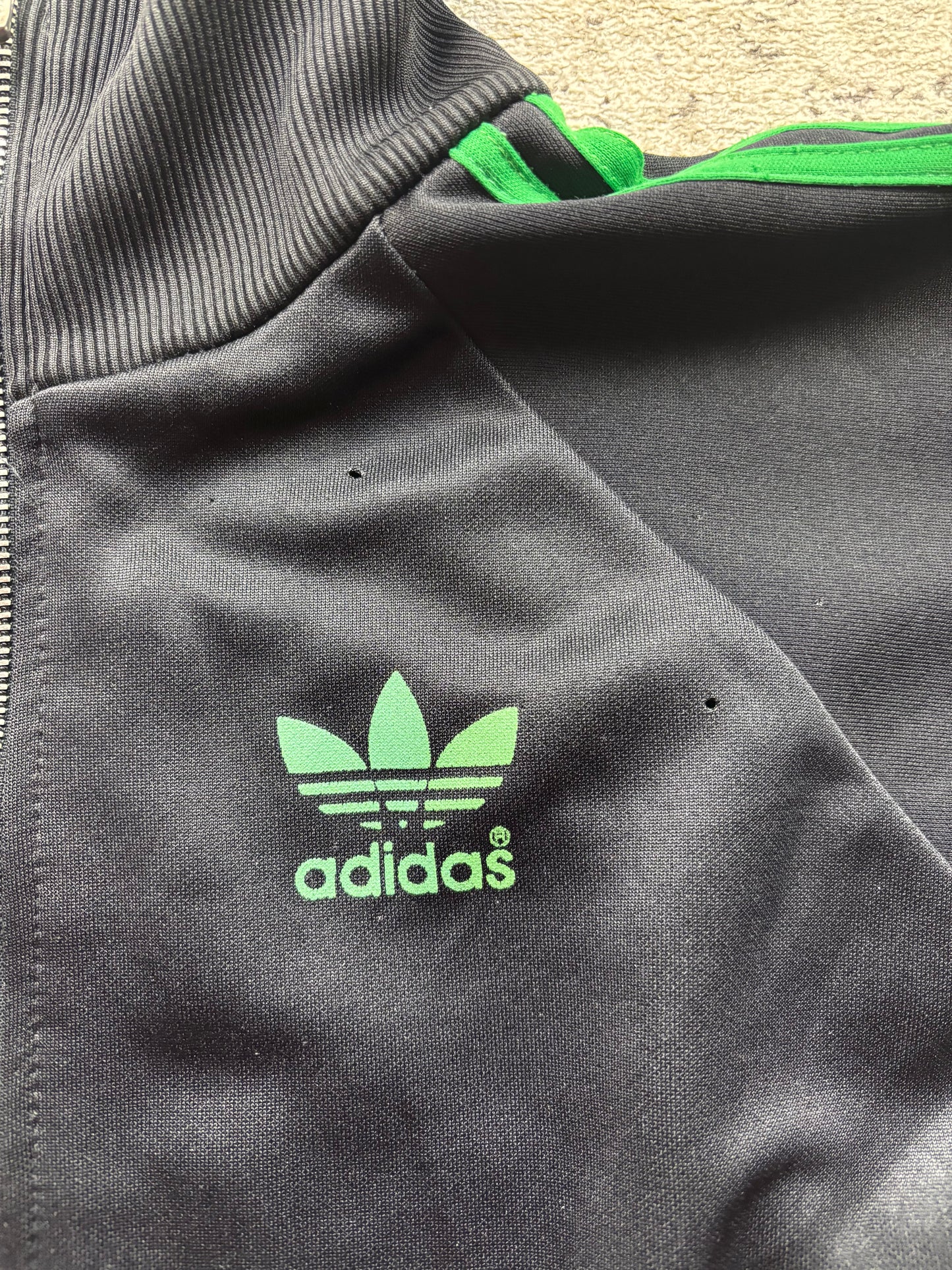 ADIDAS BLACK ZIP UP VEST (L)