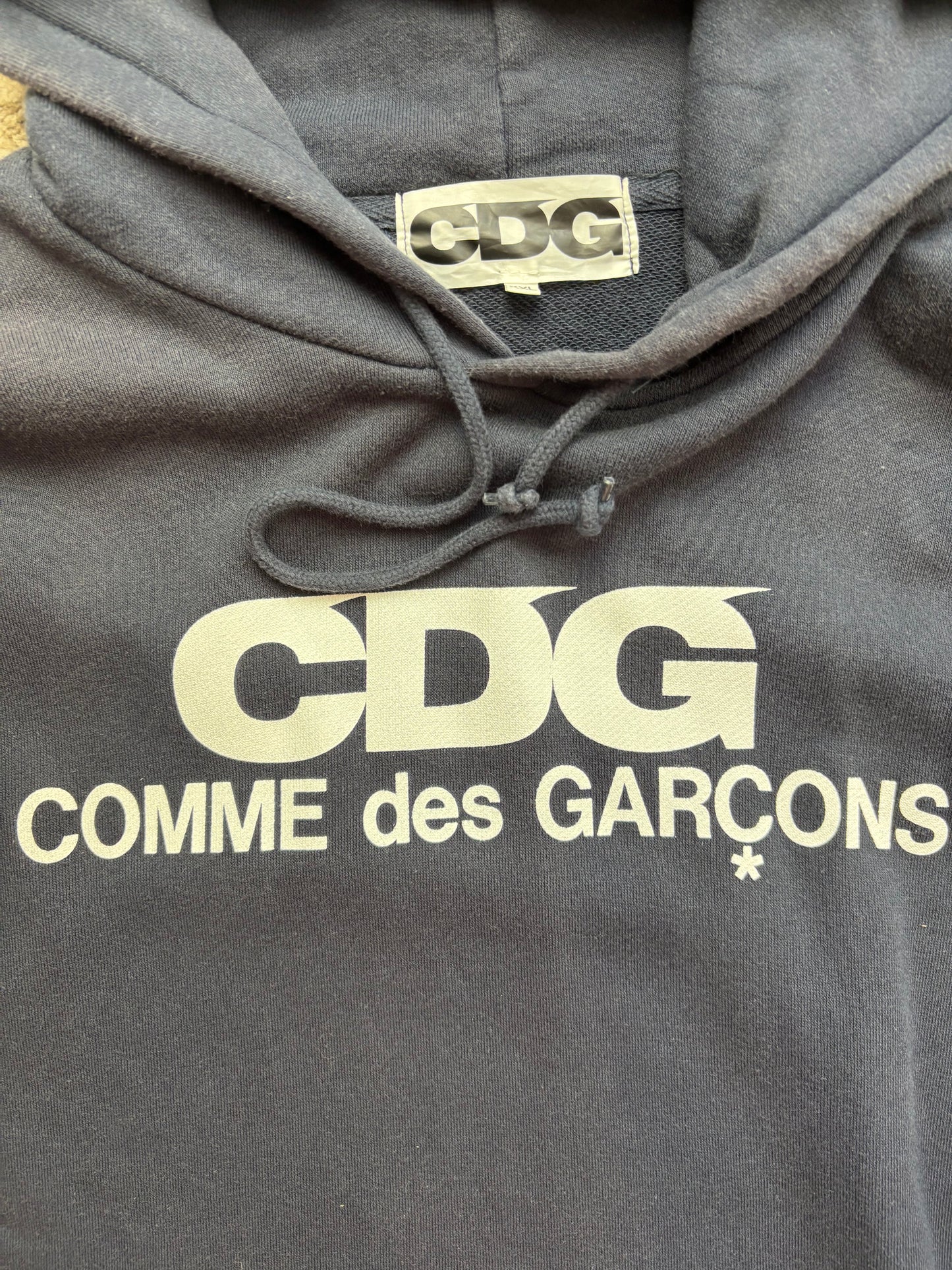 CDG BLACK HOODIE (XL)