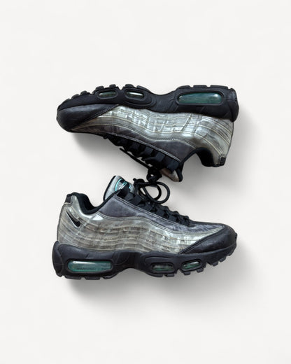 NIKE AIR MAX 95s DNA SNEAKER (40)
