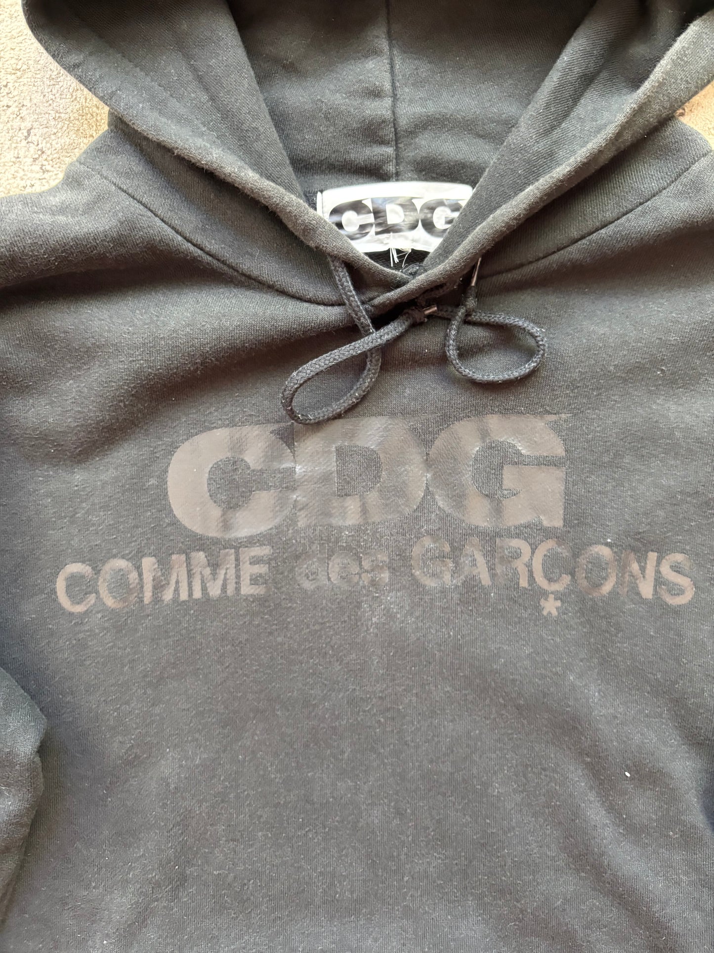 CDG BLACK HOODIE (XL)