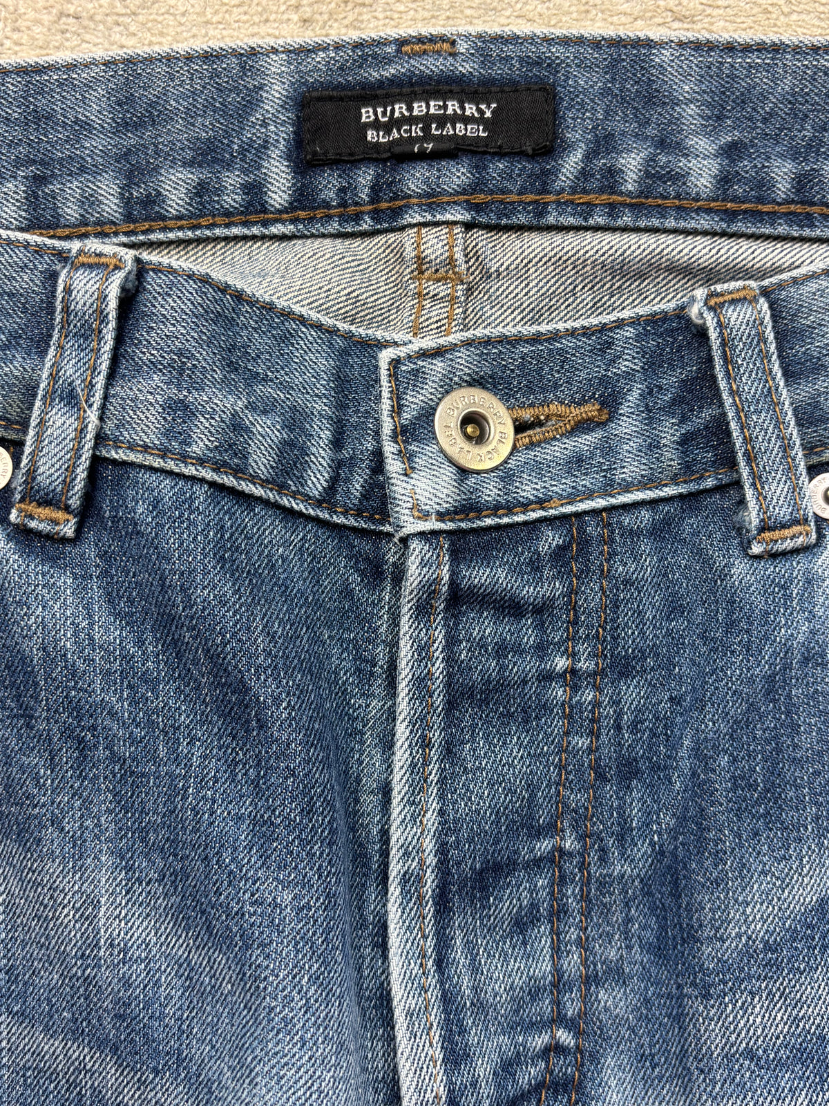 BURBERRY JEANS W32 L30