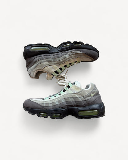 NIKE AIR MAX 95s FRESH MINT SNEAKER (42)
