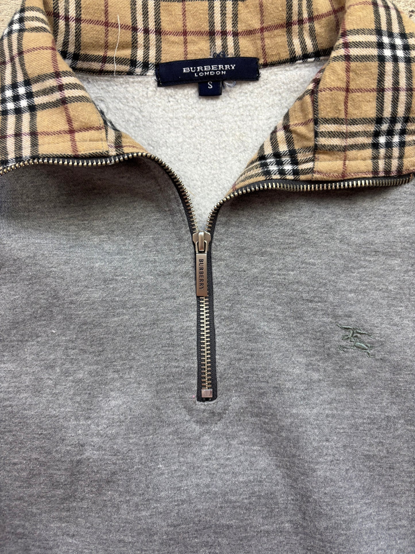 BURBERRY HALF ZIP UP SWEATER (M)