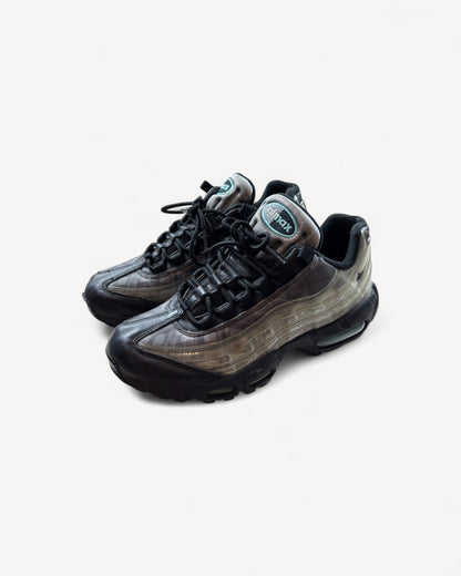 NIKE AIR MAX 95s DNA SNEAKER (40)