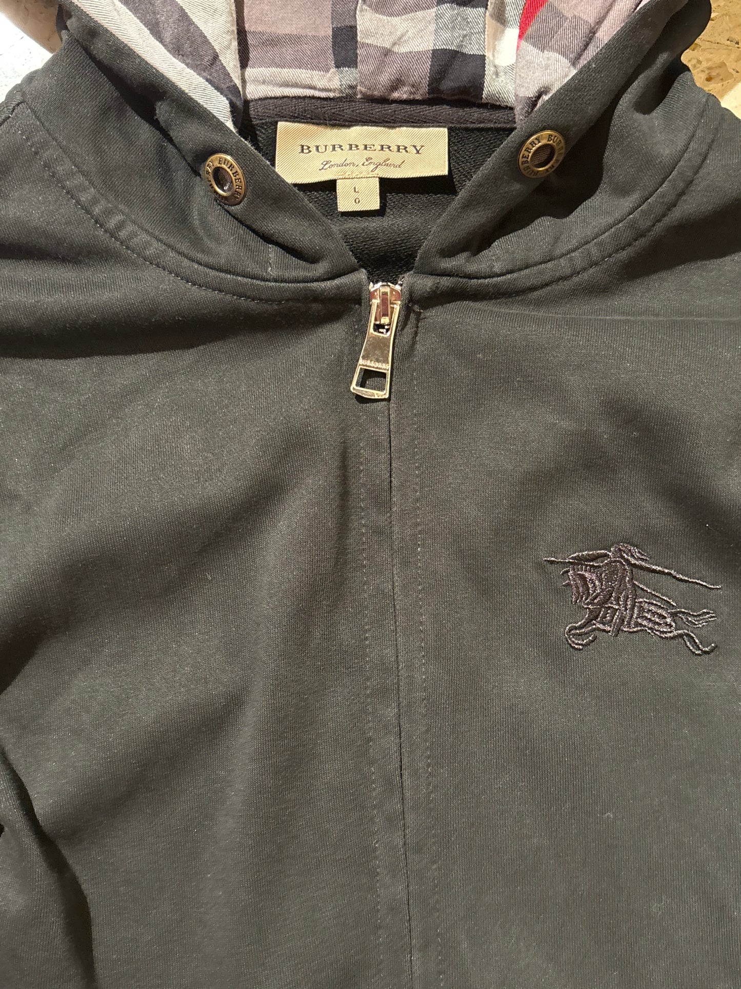 BURBERRY BLACK ZIP UP HOODIE (L)