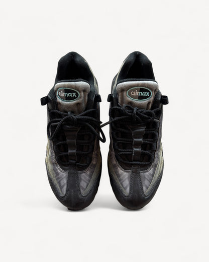 NIKE AIR MAX 95s DNA SNEAKER (40)